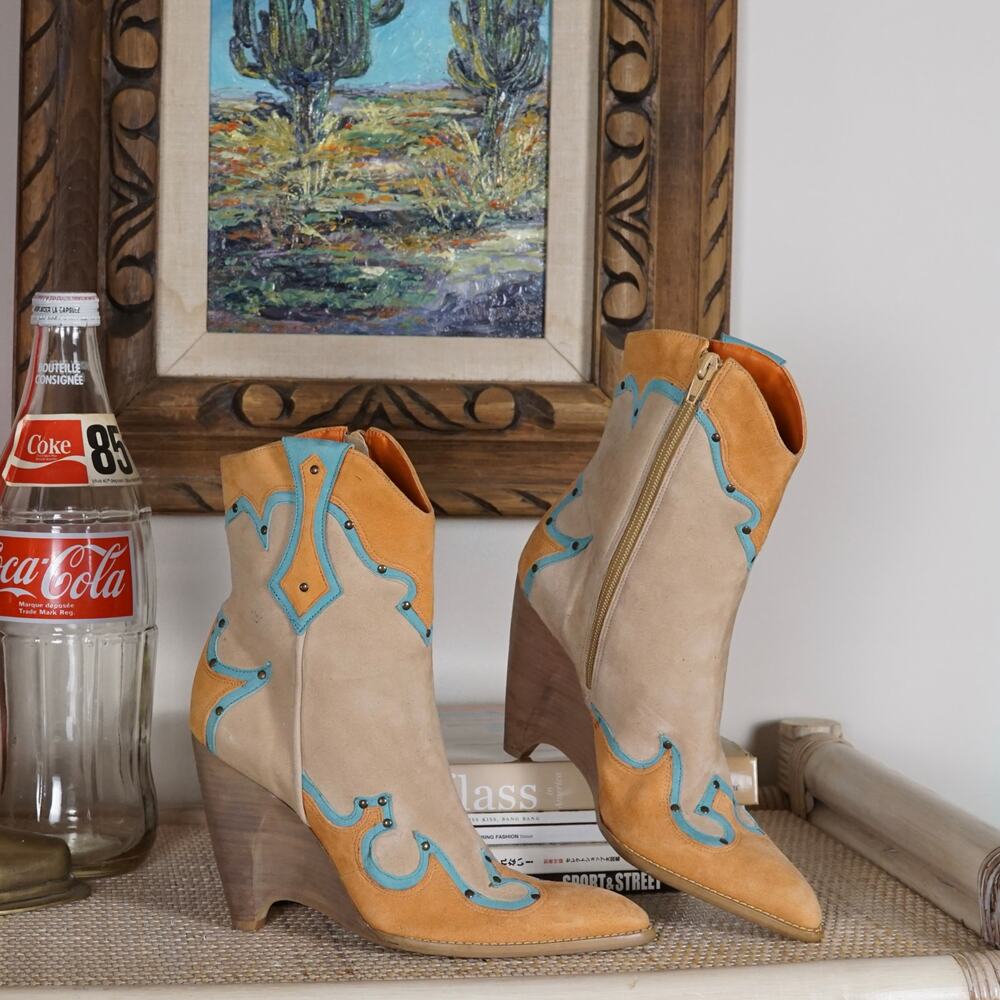 Y2k BCBGirls suede
western heeled pointed booties 7.5